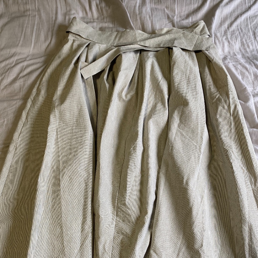 High waisted & knee length skirt - Picture 1 of 3